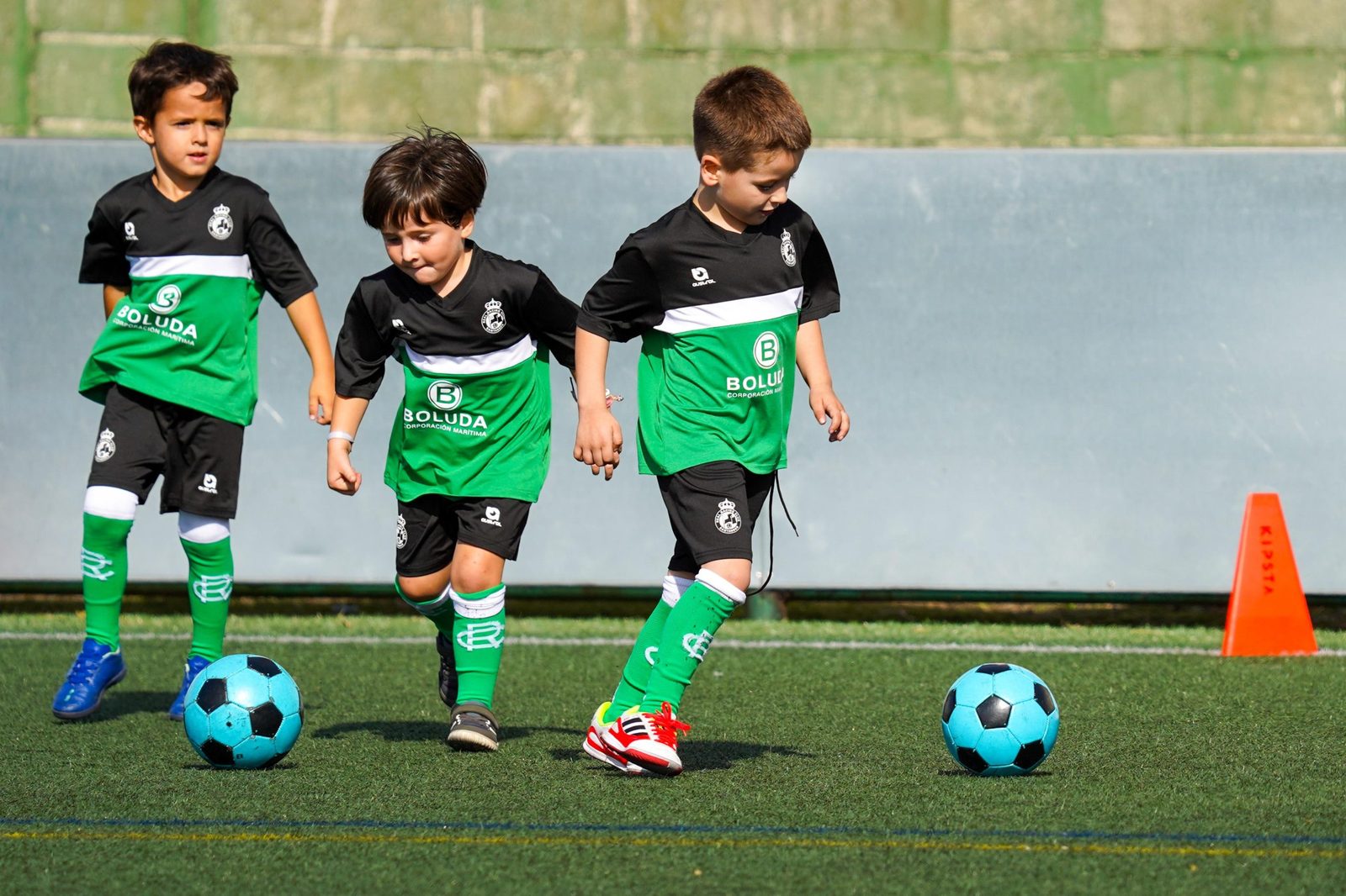 Niños de la Academia entrenando
